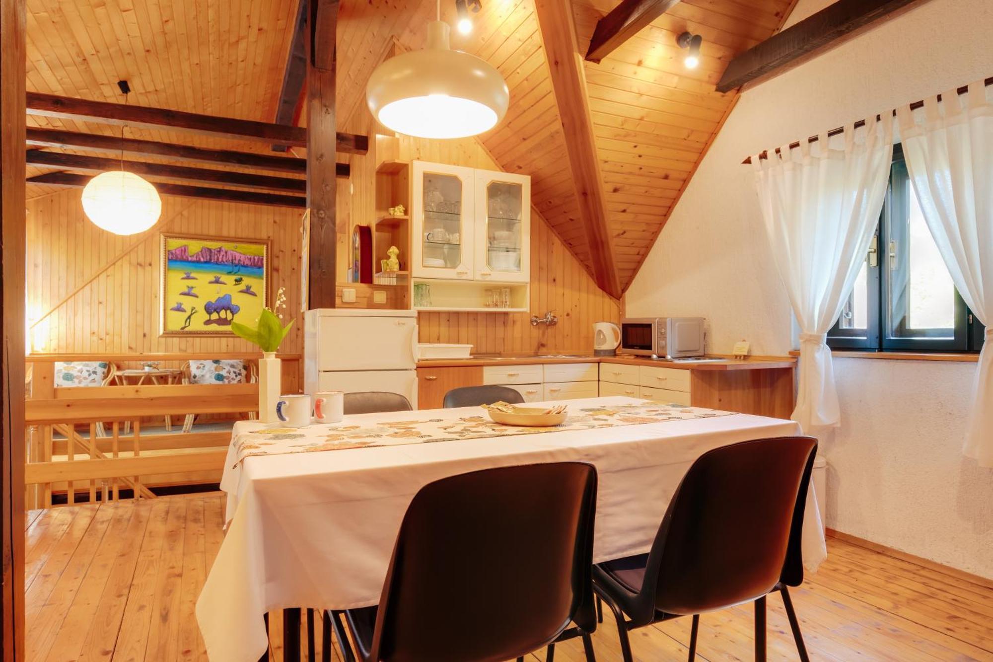 Guesthouse Pod Rastockim Krovom Слуни Екстериор снимка
